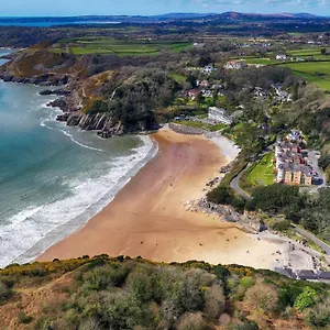 caswell-beach-chalet-located-in-gower-peninsula.cardiffhotelswales.com/