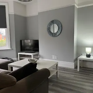 entire-spacious-4-bedroom-apartment-in-bournemouth.bournemouth-hotels.org/